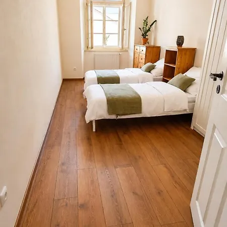 Apartment Resistance Square -